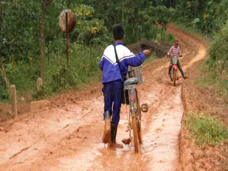 Học sinh miền núi Hướng Phùng lội bùn đến lớp