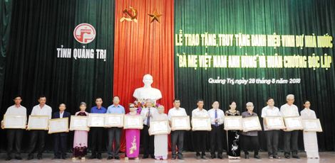 Trao tặng và truy tặng 103 Bà mẹ Việt Nam Anh hùng Bà mẹ ở Quảng Trị 