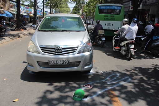 Thắng gấp, một phụ nữ ngã trước đầu xe ôtô nguy kịch