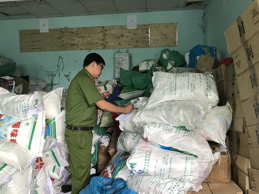 Từ 3 bao tải lần ra kho chứa gần tấn bột ngọt giả