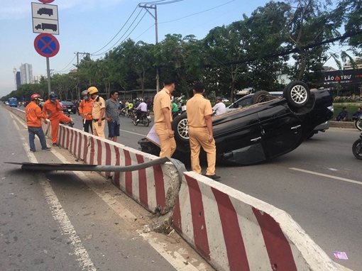 Ôtô tông dãi phân cách rồi lật “chổng vó” lên trời