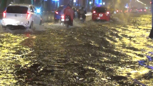 TP Hồ Chí Minh các tuyến đường ngập sâu trong mưa lớn