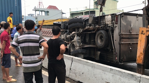 Xe tải lật ngang trên cầu vượt làm ùn ứ giao thông 