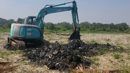 Cơ quan chức năng kiểm tra khu đất được cho là dùng rác thải san lấp mặt bằng