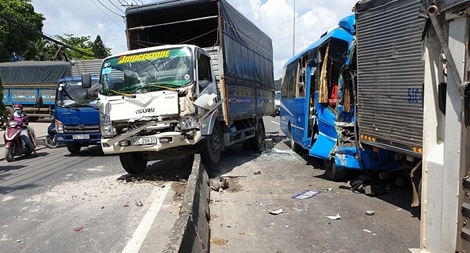 Vụ tai nạn ôtô liên hoàn làm nhiều người bị thương