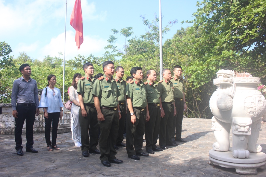 Báo CAND dâng hương Khu Di tích lịch sử quốc gia Hòn Đá Bạc