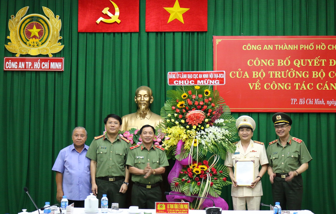 Trao quyết định Phó Giám đốc Công an TP Hồ Chí Minh 