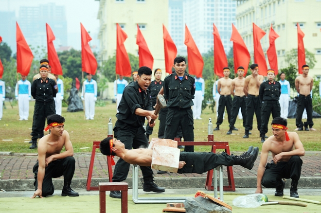 Sởn gai ốc khi xem Cảnh sát đặc nhiệm vận khí công trong mưa gió