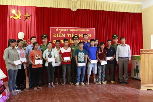 Khoa An ninh xã hội về vùng lũ Yên Bái chia sẻ thiệt hại với bà con