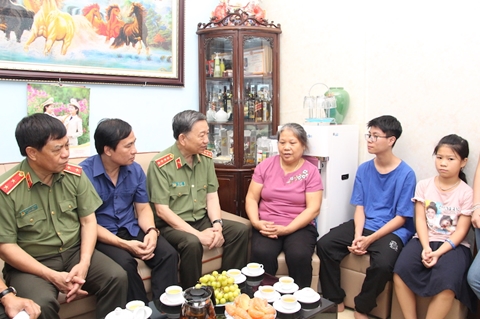 Bộ trưởng Tô Lâm thăm, tặng quà các gia đình chính sách tại Hà Nội