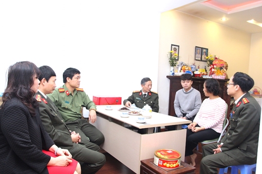 Cục Công tác đảng và công tác chính trị thăm hỏi gia đình đồng chí Hoàng Mai