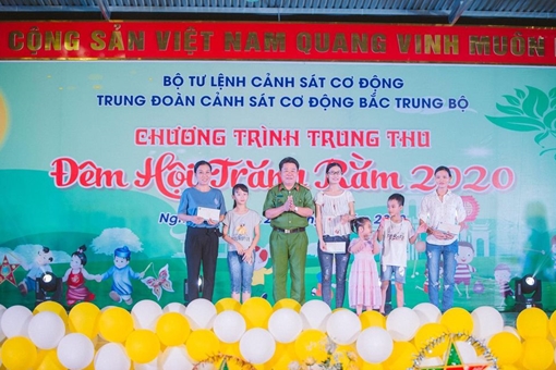 Trung đoàn CSCĐ Bắc Trung Bộ tổ chức "Đêm hội trăng rằm"  