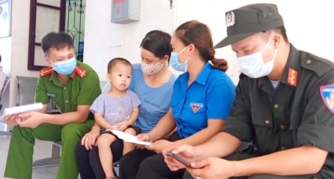 Hai Thượng úy Công an hiến máu cứu bệnh nhi ở tâm dịch Bắc Giang