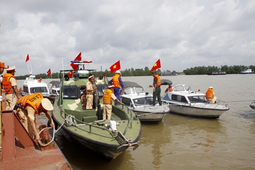 CSGT đường thủy Hải Phòng diễn tập cứu nạn trên sông Cấm