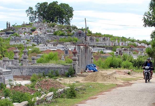 Dân rầm rộ xây mộ gió "xí phần" ở TP Huế