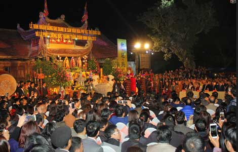 Nô nức đêm hội Lễ phát lương đền Trần Thương