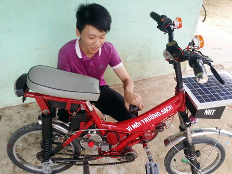 Học sinh trường làng chế tạo xe chạy bằng năng lượng mặt trời 