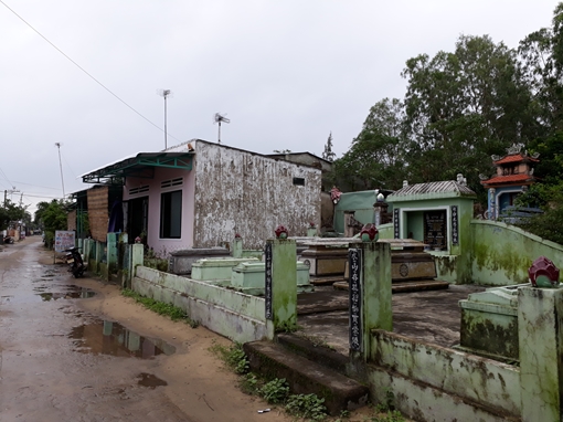 Hàng trăm hộ dân nhiều năm sống chung với mồ mả