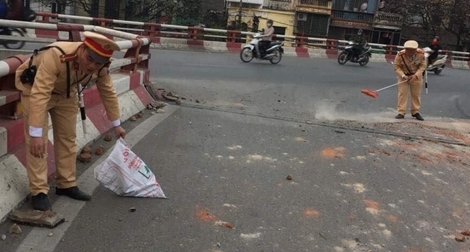 CSGT thu dọn đống đất gây ùn tắc cầu Chương Dương 