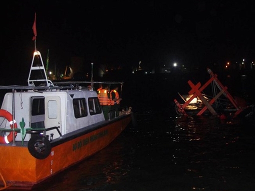 Cứu nạn hai ngư dân bị chìm tàu cá trên biển Quy Nhơn