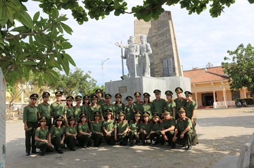 Viện Chiến lược và Khoa học Công an sinh hoạt chính trị tại huyện đảo Lý Sơn