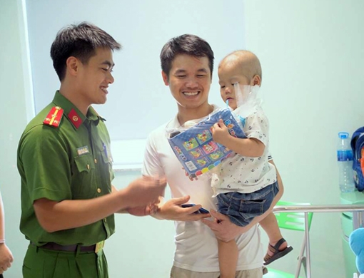 Phòng CSĐT tội phạm về ma túy CA Hà Nội tặng quà bệnh nhi ung thư