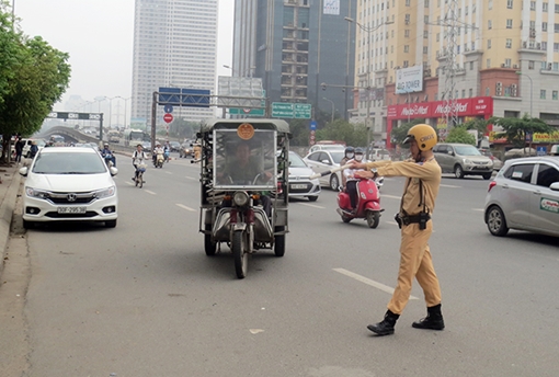 Xe ba bánh tự chế vẫn “tung hoành” trên các tuyến phố