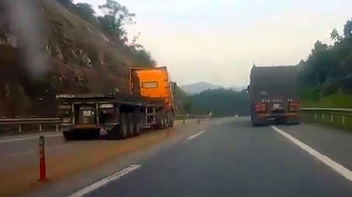 Tước GPLX 2 tháng tài xế lấn làn vượt ẩu trên cao tốc