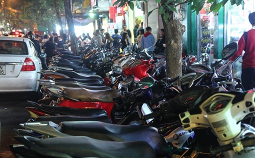 Phát hiện điểm trông xe "chặt chém" ở phố đi bộ