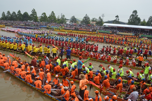Hàng chục ngàn người về dự khai mạc giải đua ghe Ngo Sóc Trăng