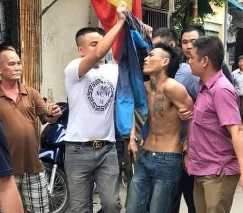 Khống chế đối tượng ngáo đá cầm dao doạ chém người giữa đường 