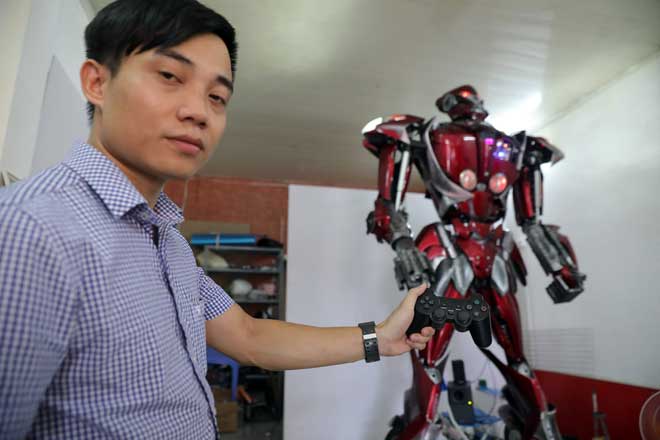 Robot Việt Nam từ rác: Bạn sẽ ngạc nhiên khi biết rằng robot hoàn toàn được làm bằng rác và đồ vật vứt đi. Không chỉ giúp cho việc tái chế rác được thực hiện đầy uy tín mà còn mang lại sự hi vọng cho một cuộc sống bền vững hơn. Hãy cùng khám phá robot Việt Nam \