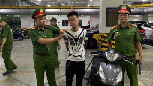 Thanh niên không đội mũ bảo hiểm mang dao phóng lợn dạo phố