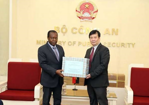 Bộ Công an Việt Nam trao trang thiết bị y tế tặng Bộ Nội vụ Angola