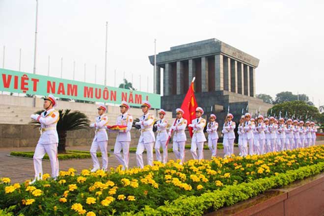 Cảnh vệ: Với tà áo dài toát lên vẻ uy nghiêm và văn hóa truyền thống của Việt Nam, các cảnh vệ sẽ mang đến một cảm giác an toàn và tình cảm cho du khách. Chụp ảnh cùng các cảnh vệ là một kỷ niệm đáng nhớ trong một chuyến du lịch đến Việt Nam.