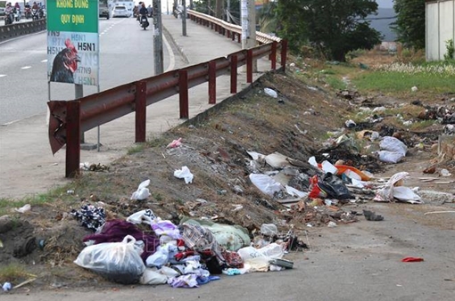 Xử phạt các hành vi xả rác qua camera: Cần cụ thể hóa quy định 