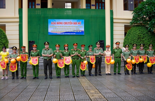 Sôi nổi giải bóng chuyền hơi nữ Công an tỉnh Hà Giang