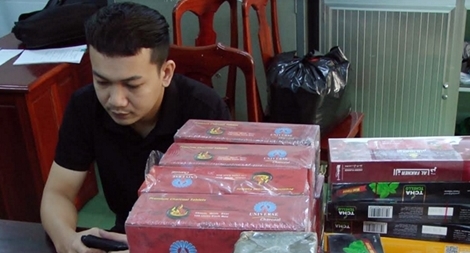 Mua 1.600 viên shisha và than đốt về bán tại quán cà phê để kiếm lời