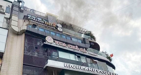 Dập tắt đám cháy trên nóc toà nhà “Hàm cá mập”