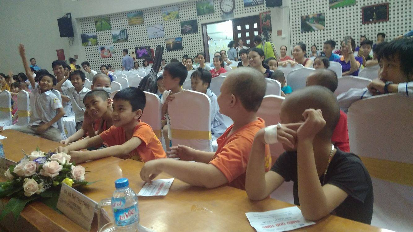 Nghẹn lòng đón Tết thiếu nhi cho các “chiến binh nhí” trên giường bệnh