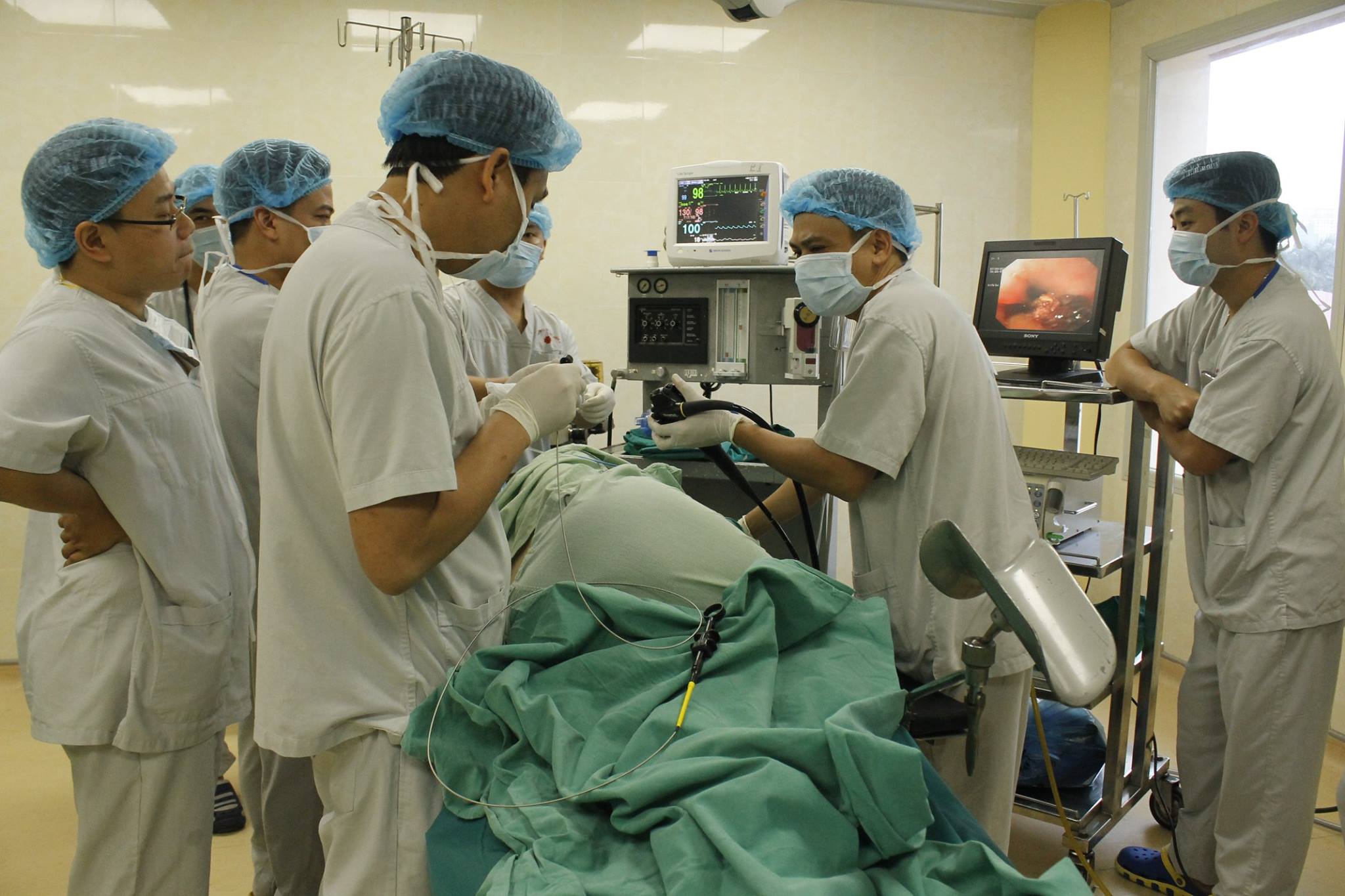 Suýt thủng thực quản vì hóc xương gà chữa “mẹo”