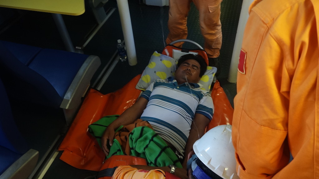 Tàu SAR 412 vượt sóng cứu ngư dân