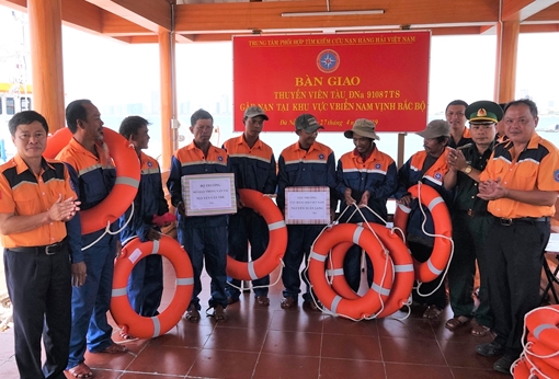 Cứu 7 ngư dân và thuyền cá chết máy trôi dạt trên vịnh Bắc Bộ