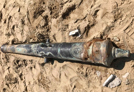 Phát hiện súng thần công quý hiếm bên bờ biển