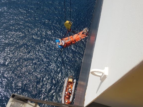 Tàu SAR 412 ra Hoàng Sa cứu nạn thuyền viên nước ngoài bị tai biến