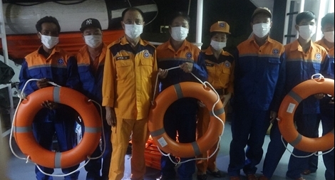 7 ngư dân được cứu ngay trước khi tàu chìm do giông lốc