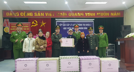 Tặng quà cho Trung tâm nuôi dưỡng người già và trẻ em khuyết tật xã Thụy An