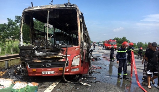 Cháy ô tô xe khách trên cao tốc Nội Bài - Lào Cai, nhiều hành khách thoát chết.