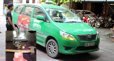 Chiếc taxi chạy quá tốc độ cùng ma túy và súng