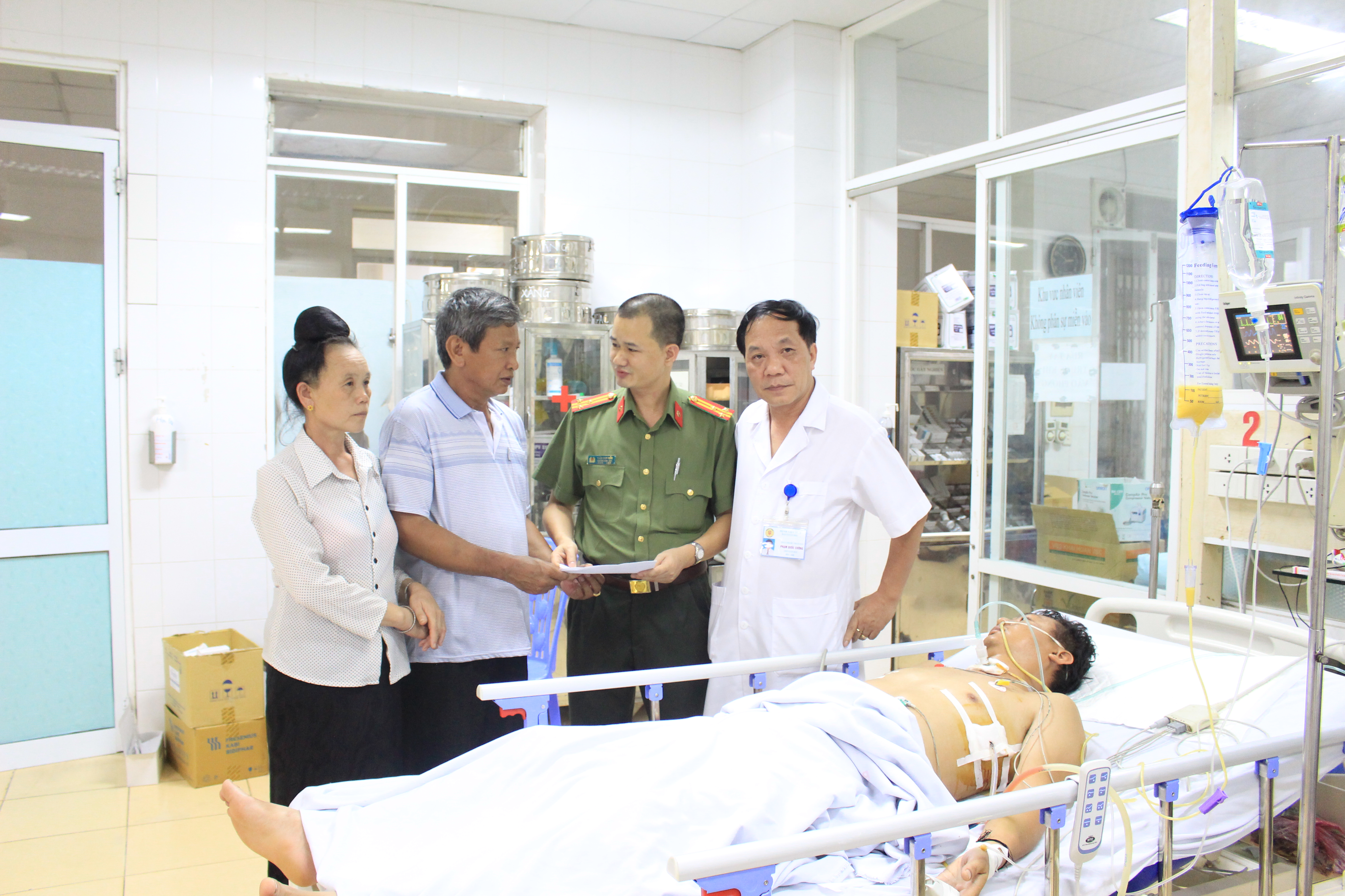 Báo CAND thăm hỏi cán bộ Công an bị thương nặng trong khi làm nhiệm vụ